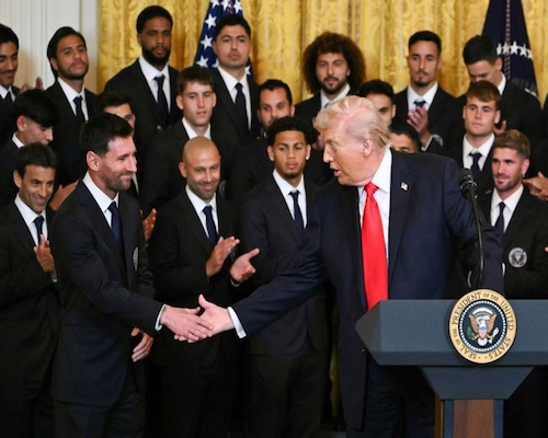 Donald Trump estrecha la mano de Lionel Messi mientras jugadores del Inter Miami observan atentamente.