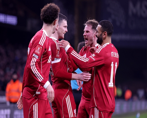 Jugadores de Liverpool celebran un gol durante el partido ante Wolverhampton por los octavos de final de la FA Cup.