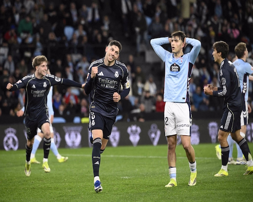 Valverde festeja su gol con los puños apretados mientras un futbolista de Celta se lamenta durante un partido de LaLiga.