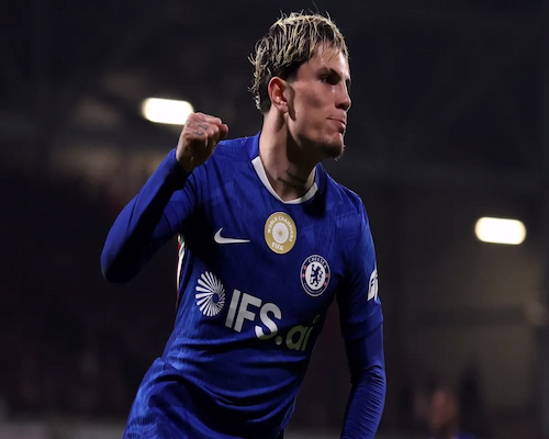 Alejandro Garnacho celebra su gol con el puño en alto durante el partido entre Chelsea y Wrexham por la FA Cup.