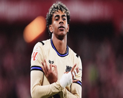 Lamine Yamal celebra con los brazos cruzados tras marcar un gol durante un partido de LaLiga.