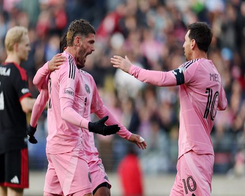 Lionel Messi y Rodrigo De Paul celebran uno de los goles de Inter Miami durante el partido frente a DC United por la MLS.