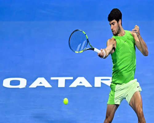 Carlos Alcaraz ejecuta un golpe de derecha durante un partido sobre cancha dura mientras la pelota se aproxima tras el rebote.