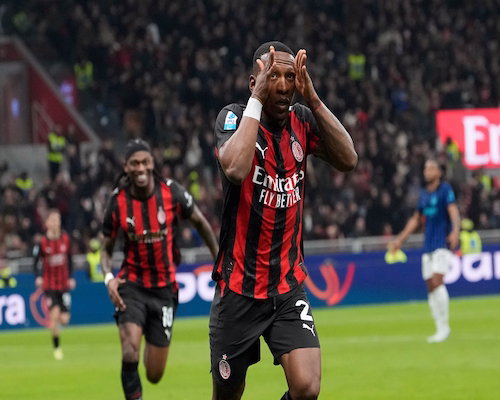 Estupiñán celebra un gol con las manos junto a la cara durante el clásico ante Inter en el estadio San Siro.