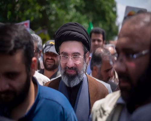 Mojtaba Jamenei caminando entre una multitud durante un acto público en Irán