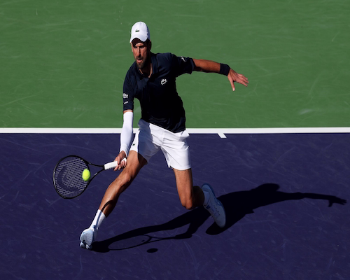 Novak Djokovic golpea una pelota durante su partido ante Aleksandar Kovacevic en el Masters 1000 de Indian Wells.
