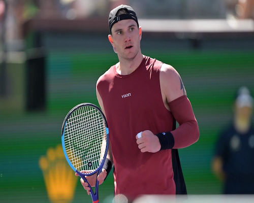 Jack Draper sostiene la raqueta y aprieta el puño durante el partido ante Francisco Cerúndolo en el Masters 1000 de Indian Wells.