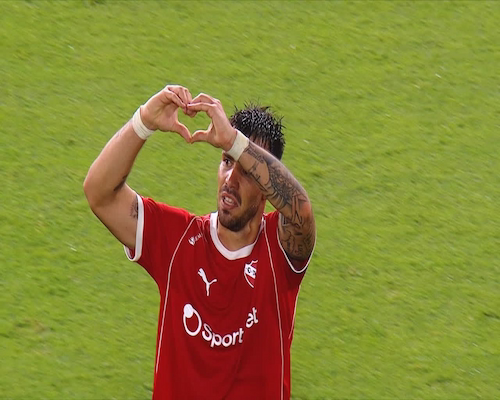 Juan Fedorco celebra su gol para Independiente formando un corazón con sus manos durante el partido ante Unión.