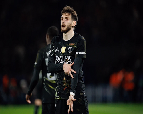 Khvicha Kvaratskhelia celebra uno de sus goles para Paris Saint-Germain con su festejo “hielo en las venas” ante Chelsea en la Champions League.