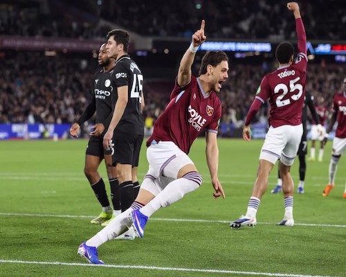 Konstantinos Mavropanos celebra su gol para West Ham United durante el partido ante Manchester City por la Premier League.