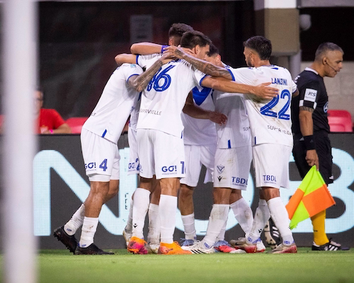 Jugadores de Vélez Sarsfield celebran con un abrazo grupal uno de los goles ante Platense por el Torneo Apertura