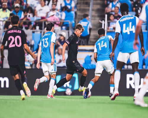 Luis Suárez con camiseta rosa número 9 celebra junto a Lionel Messi durante el partido ante Charlotte FC en la MLS.