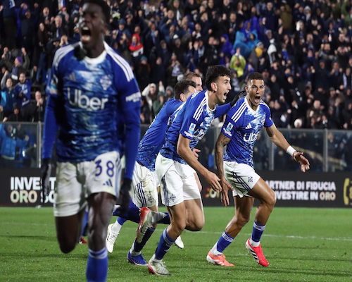 Jugadores de Como corren y celebran con euforia un gol frente a su público durante el partido ante Roma.