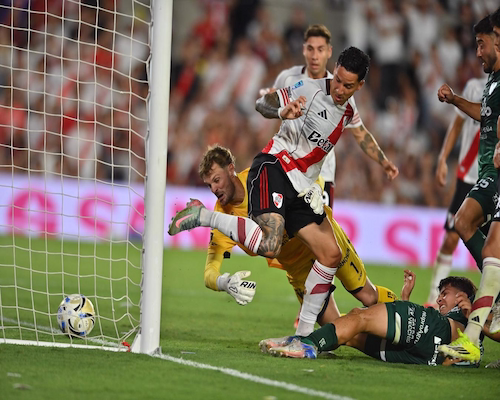 Sebastián Driussi define dentro del área y la pelota cruza la línea de gol ante el arquero de Sarmiento durante el partido del Torneo Apertura.