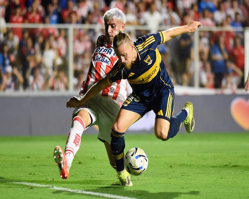 Santiago Ascacibar disputa el balón con un futbolista de Unión de Santa Fe durante el partido del Torneo Apertura