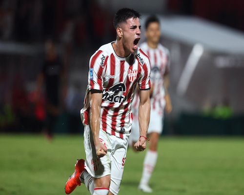 Alex Luna celebra su gol para Instituto con un grito y los puños cerrados