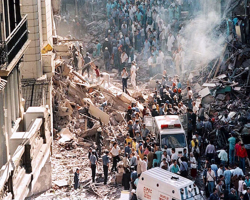 Rescatistas y civiles entre los escombros tras el atentado a la Embajada de Israel en Buenos Aires en 1992