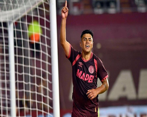 Dylan Aquino festeja su gol para Lanús señalando al cielo durante el partido ante Newell's Old Boys