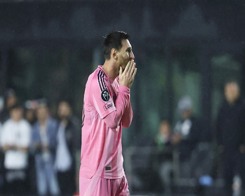 Lionel Messi con ambas manos sobre la boca durante el partido ante Nashville, mostrando un gesto de sorpresa o frustración