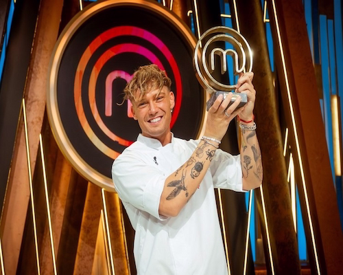 Ian Lucas sonríe y levanta el trofeo de MasterChef tras consagrarse campeón