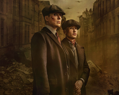 Imagen promocional de la película Peaky Blinders: El hombre inmortal, mostrando a Cillian Murphy como Thomas Shelby y Barry Keoghan como Duke Shelby en una calle en ruinas con escombros y aviones de combate volando en el fondo, representando el escenario de la Segunda Guerra Mundial de 1940