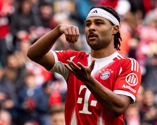 Serge Gnabry realiza un gesto con sus manos para celebrar su gol con Bayern Munich