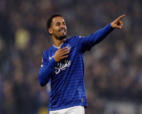 Iliman Ndiaye golpeándose el pecho y señalando a la tribuna tras marcar para Everton