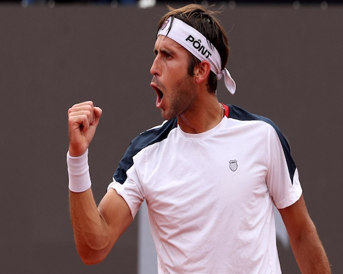 Tomás Etcheverry celebrando con un grito y el puño cerrado tras ganar su partido en Miami