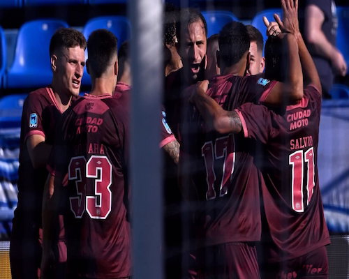 Carlos Izquierdoz festeja su gol junto a sus compañeros de Lanús durante el partido ante Vélez Sarsfield