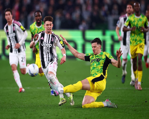 Jugador de Sassuolo realiza una barrida para disputar el balón ante Juventus durante el partido de Serie A