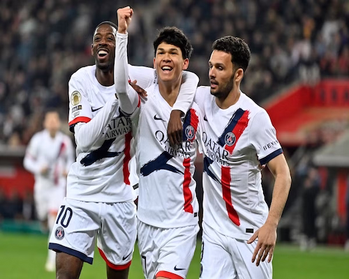 Dro Fernández festeja su gol con el puño en alto mientras Ousmane Dembélé y Gonçalo Ramos lo abrazan en la victoria de PSG