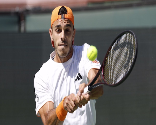 Francisco Cerúndolo ejecutando un golpe de revés a dos manos durante el partido en el Masters 1000 de Miami