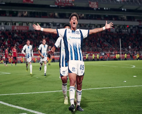 Valentín Dávila festeja su gol con los brazos abiertos durante el partido ante Independiente