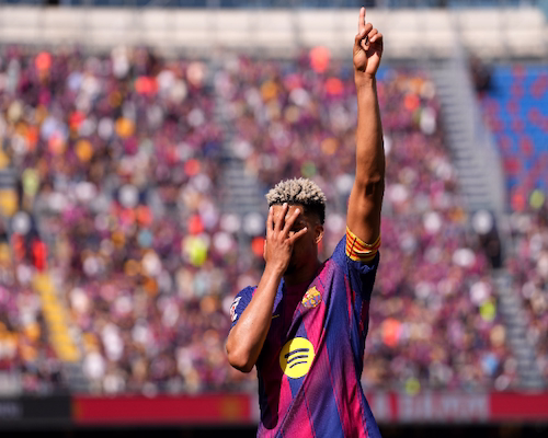 Ronald Araújo festeja su gol cubriéndose la cara con una mano y señalando hacia arriba con la otra en el partido ante Rayo Vallecano