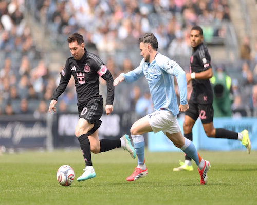 Lionel Messi conduce la pelota mientras es perseguido por un jugador de New York City FC durante un partido de la MLS