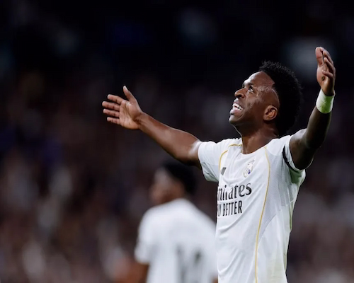 Vinícius Júnior celebra su gol con los brazos abiertos y la mirada al cielo en el clásico ante Atlético de Madrid