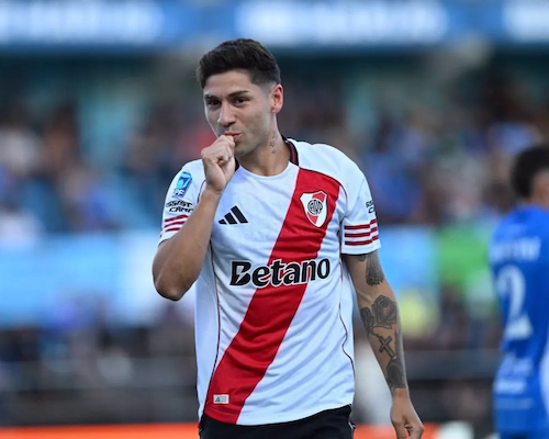 Gonzalo Montiel festejando su gol de penal llevándose el dedo pulgar a la boca durante el partido ante Estudiantes de Río Cuarto