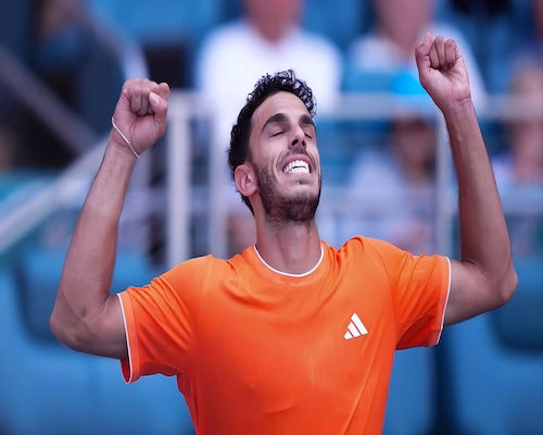 Francisco Cerúndolo celebra con los brazos en alto su victoria ante Daniil Medvedev en el Masters 1000 de Miami