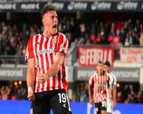 Adolfo Gaich celebra con un grito y los puños apretados tras convertir un gol ante Central Córdoba