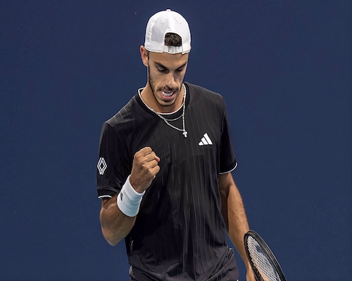Francisco Cerundolo, con camiseta negra y gorra blanca, celebra un punto con el puño cerrado