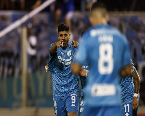 Leandro Díaz señala al frente tras convertir un gol con Atlético Tucumán durante un partido de la Copa Argentina