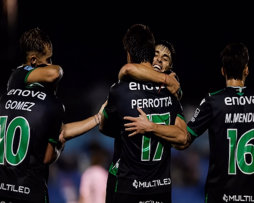 Jugadores de Banfield festejan un gol abrazados durante el partido ante Real Pilar por la Copa Argentina