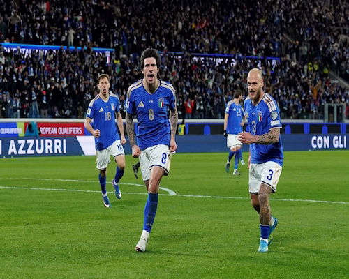 Sandro Tonali celebra su gol con Italia durante el partido ante Irlanda del Norte