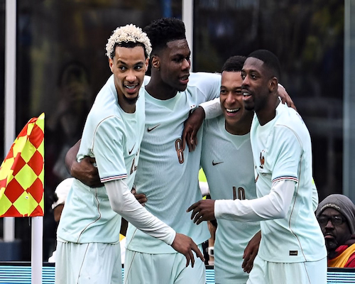 Jugadores de Francia celebran abrazados tras convertir un gol ante Brasil en un amistoso internacional