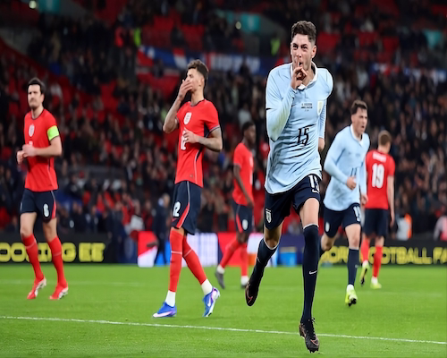 Federico Valverde celebra su gol haciendo un gesto de silencio durante el partido ante Inglaterra