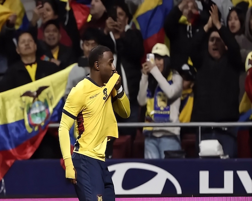 John Yeboah besa su camiseta tras marcar el gol de Ecuador ante Marruecos