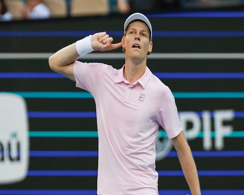 Jannik Sinner celebra un punto llevándose la mano derecha a la oreja durante la semifinal del Miami Open