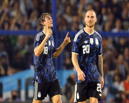 Nico Paz festeja su gol con los ojos cerrados y señalando al cielo con ambas manos durante el amistoso entre Argentina y Mauritania.
