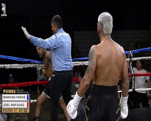 Árbitro detiene la pelea entre Joel Mafauad y Mariano Farías mientras Farías queda recostado contra las cuerdas en el noveno round
