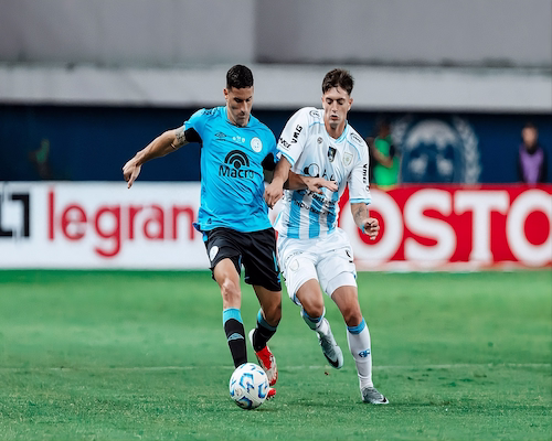 Jugador de Belgrano y jugador de Atlético Rafaela disputan la pelota durante el partido por la Copa Argentina